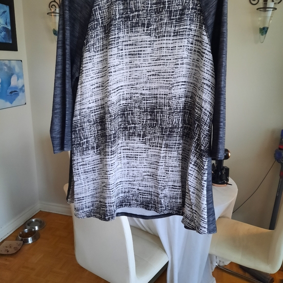 Tops - Picture 2 of 4